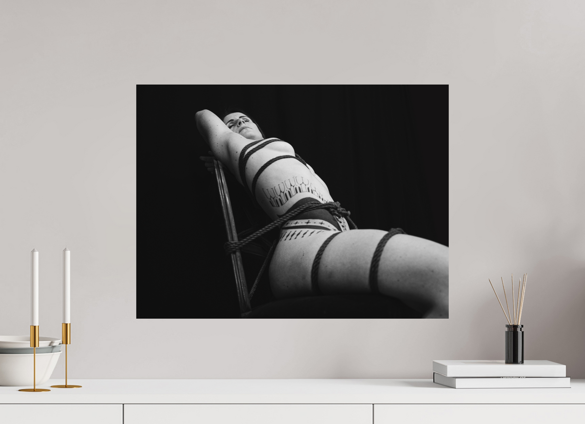60 x 45 cm, Photographie Shibari de LiliSuperFly#1, cordes sur le dos, tirage sur aluminium Dibond